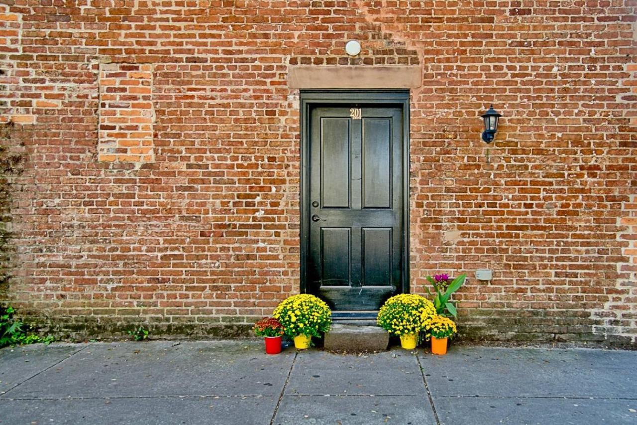 Comfy Carriage House Steps From The River Саванна Екстер'єр фото